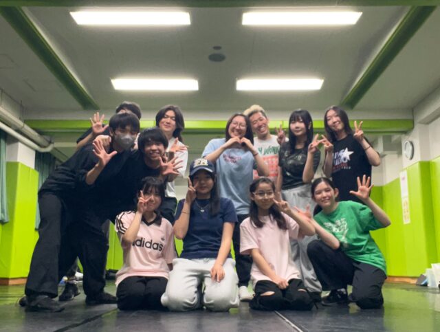 【絶賛、活動中！】

中高生クラスも小学生クラスに負けず、
頑張ってレッスンしてます！

最近は、基礎レッスンを中心に、
肉体訓練やダンスの練習をしてます💃

GWを挟み、今月からは、台本のいち部を使った
シーンスタディを開始しました⭕️

【演劇は再現である】をテーマに、
台本を紐解きながら、演技の練習をしています❗️

どんな状況なのか？
劇中に出てくるキーワードの価値は？
ドラマチックにするために俳優は何を考えるのか。

そんなことをテーマにレッスンをしてます✌️
最初の本読みから少しづつ進化してます☺️
今回のシーンスタディからどんな成長をするのか⁉️
とっても楽しみです。

次回は、5月17日17時からプレイルームにて開催✨
まだまだ生徒も募集中です🌈
詳しくは、プロフィールの北区シアター☆ラボの
HPへ💻

秋の発表会に向けて、爆進中です‼️

#東京都北区 #演劇教育 #北区シアターラボ