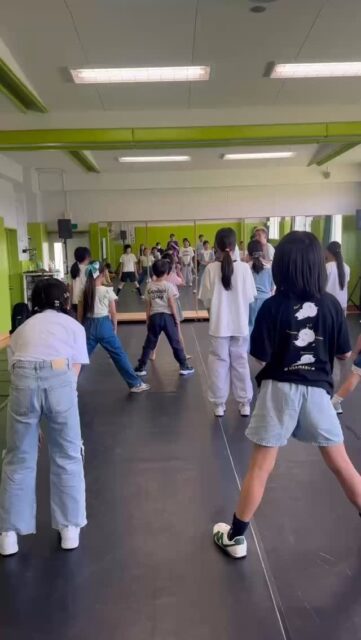 北区シアターラボ
Bクラスの様子をご紹介します！

人数が少し多めのクラス！

たくさんのお友達とダンスやお芝居ができます〜！

毎週日曜日、12:30〜14:00

この時間帯にやっています！

見学・体験も随時募集中🥰

#東京都北区
#小学生習い事
#ダンス教室
#演劇教室
#北区シアターラボ