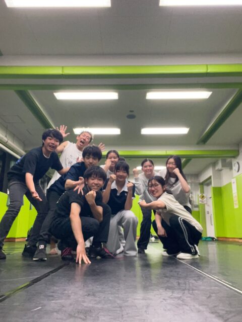 【発表会、日程決定‼️】

試験休みもあり、少し寂しいですが、
今月もガツガツレッスンしてます🔥

ダンスに関しては、発表会に向けて
フォーメイションの作り直しをしました⭕️
前回は、少人数で踊りましたが、
今回は、全員が舞台に乗せてお届け🎵

先日も、yu-dai.が来てフォーメイションを
作ってくれました〜✨
少人数もいいですが、集団もいいですね☺️
こちらもお楽しみに✌️

そして、芝居は、シーンスタディ🎭
ひと月かけて、台本を考察💪
試験休みでお休みを多かったですが、
少しづつ台本を紐解きながら、
今回のテーマである「再現」に近づけていきました‼️

今回は、チームごとの芝居をしっかり稽古👀
個性を活かしたり、クセをなおしたり、ちょけたり、
色んなアプローチで演技に挑戦🔥
どのチームも個性的で、再現性の高いお芝居に
なって楽しませてもらいました〜☺️

これからも、このアプローチで
舞台を作っていきましょう！！！！！

そんな北区シアター☆ラボ中高生クラスですが、
発表会の日程が決まりました✨✨✨✨

中高生クラス第1期生発表会は、、、

🔥🔥🔥🔥🔥🔥🔥🔥🔥🔥🔥

9/22（火祝）つつじホール

🔥🔥🔥🔥🔥🔥🔥🔥🔥🔥🔥

に決定いたしました👏👏👏👏👏👏
そして、噂によると、【新作】らしいですよ😶

皆様、是非ともその日はご予定は、
北区シアター☆ラボに❤️

次回は、5月24日17時からプレイルームにて開催✨
秋の発表会に向けて、頑張ります‼️

#東京都北区  #北区シアターラボ  #北とぴあ演劇祭2026