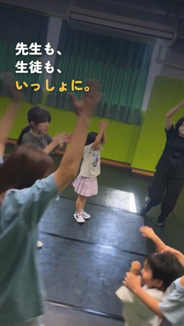 【小学生クラス🎭】
先生も、生徒も、いっしょに。

円になって座って、お話を聞いて。
立ち上がって、体を動かして。
手をつないで、声を出して。

気づけば、みんな笑っています。

Aクラスは、小学低学年を中心としたクラス！
朝から走り回って、叫びまくってエネルギッシュ☀️
発表会に向けて、元気いっぱい取り組んでます☺️

北区シアター☆ラボ 小学生クラス
くわしくはプロフィールのリンクから。

#北区シアターラボ #小学生 #演劇 #東京都北区 #演劇教育